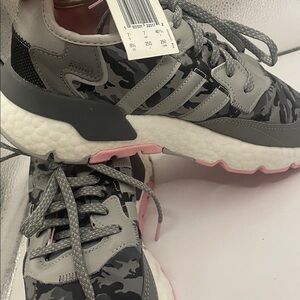 Adidas Women's Gray and Pink Sneakers 000816